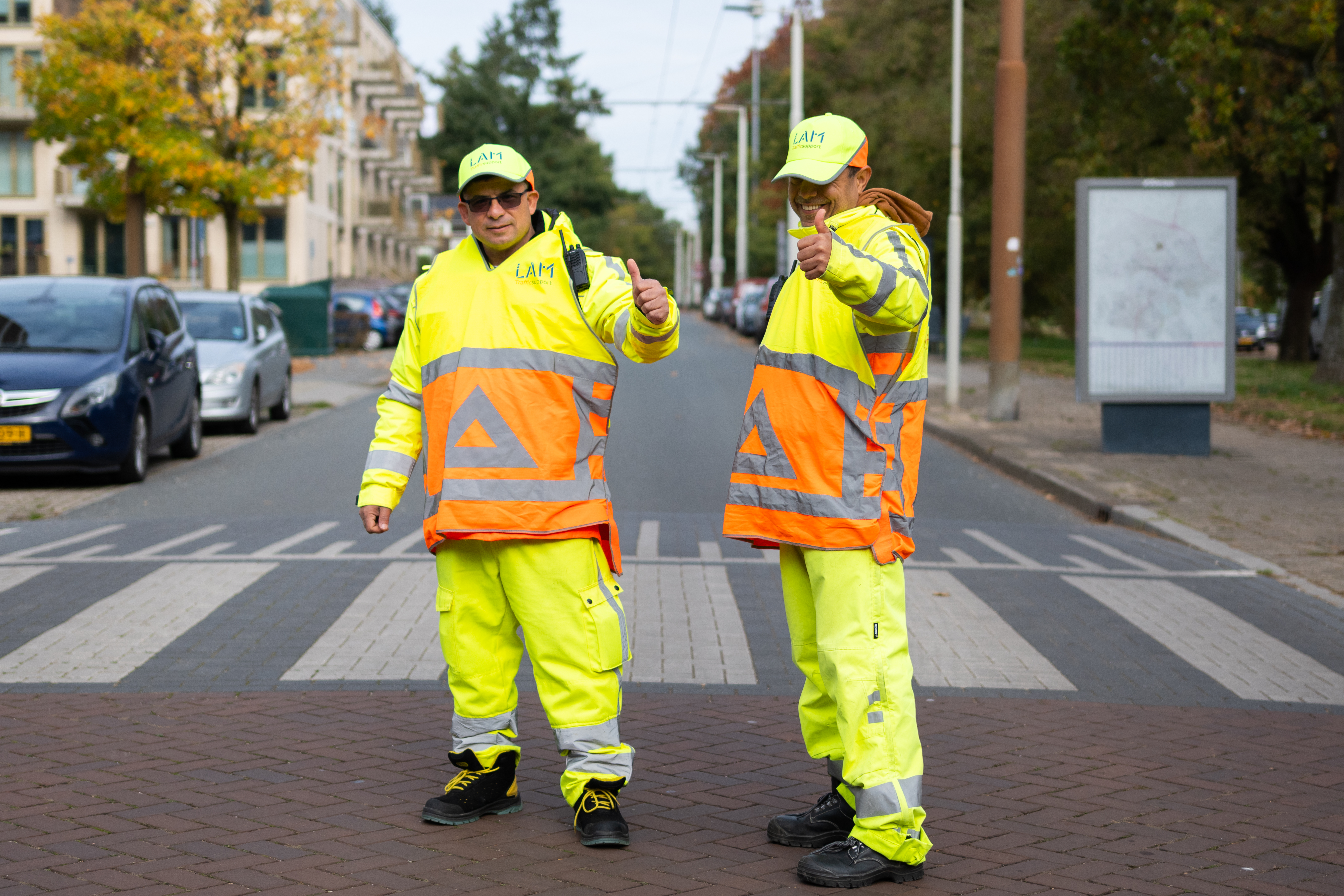 Verkeersregelaar die het verkeer regelt op een kruispunt.